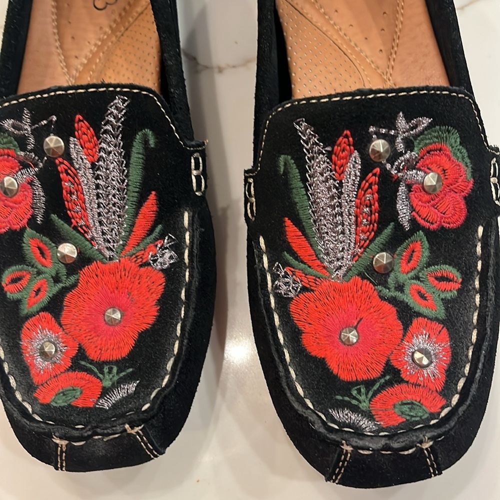 BareTraps Black Floral Embroidered Loafers. Suede texture. Cushion inside. 6.5